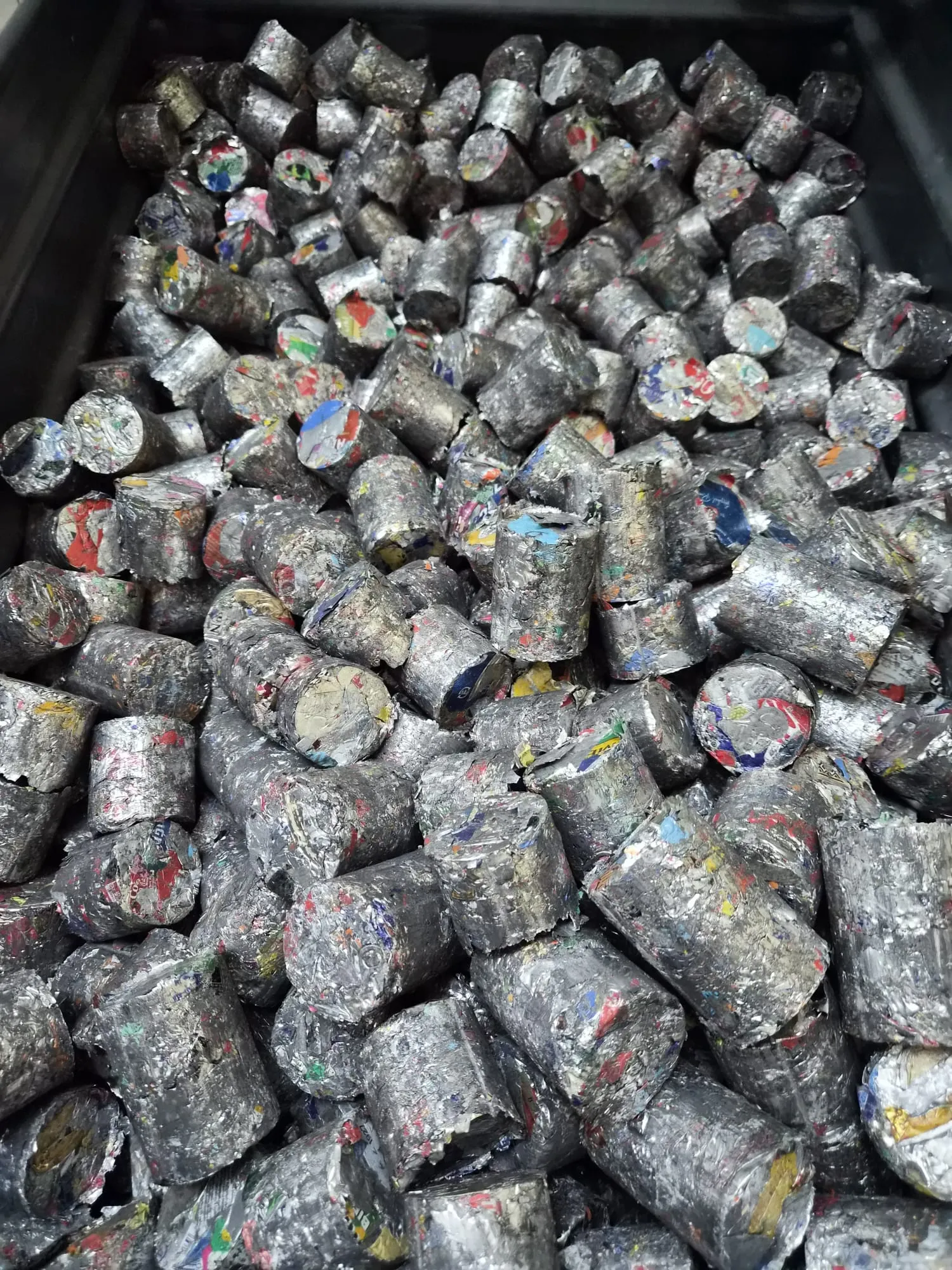 Compacted aluminium briquettes from the treatment line