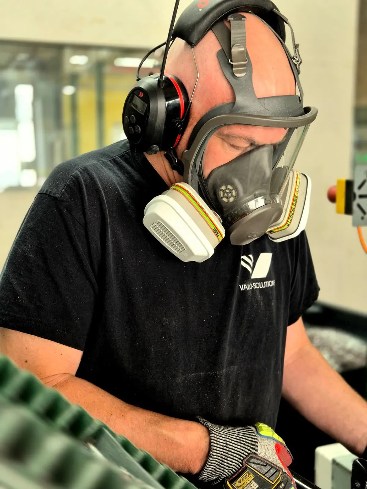 Ein Valo-Mitarbeiter bei der Arbeit an einer Aufbereitungslinie